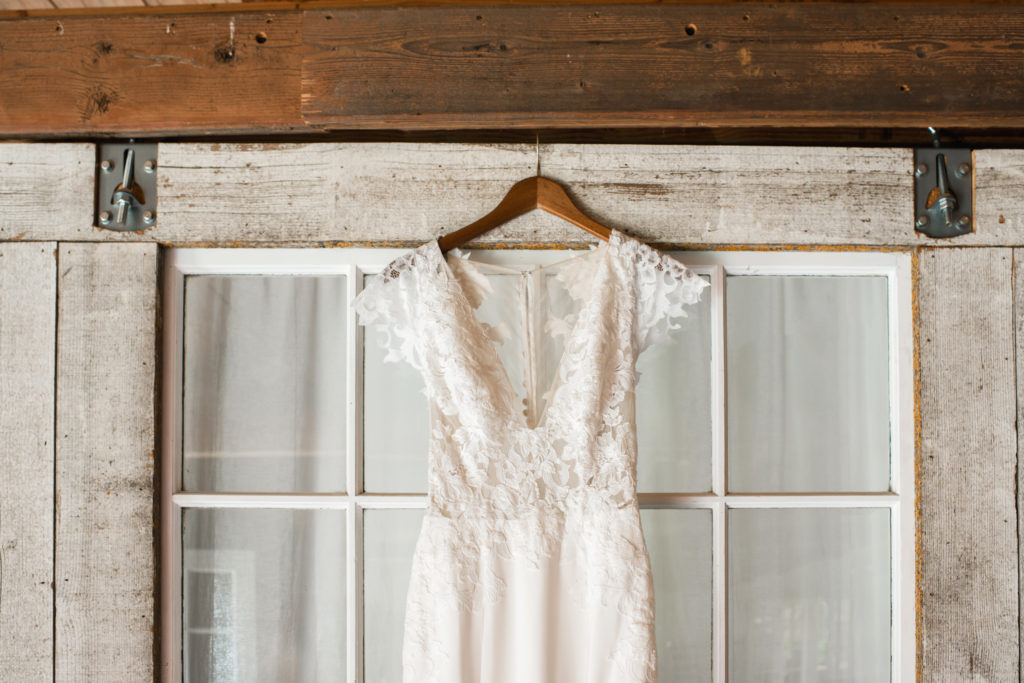 A simple and modern wedding at Triunfo Creek Vineyards, simple lace wedding dress