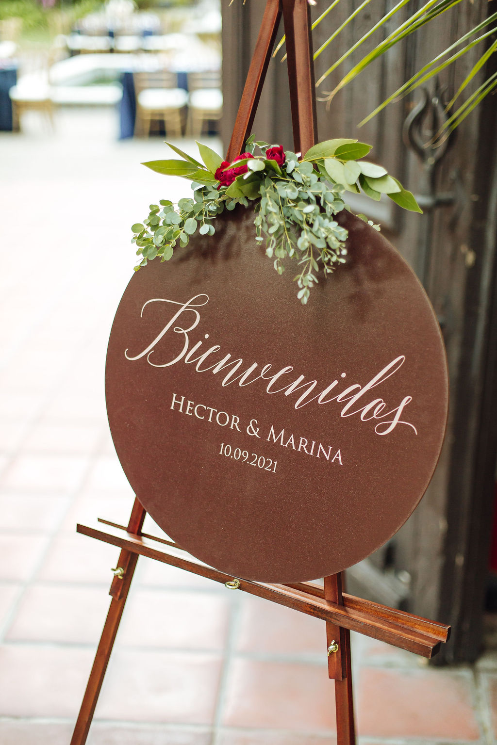 circular wedding welcome sign that reads bienvenidos