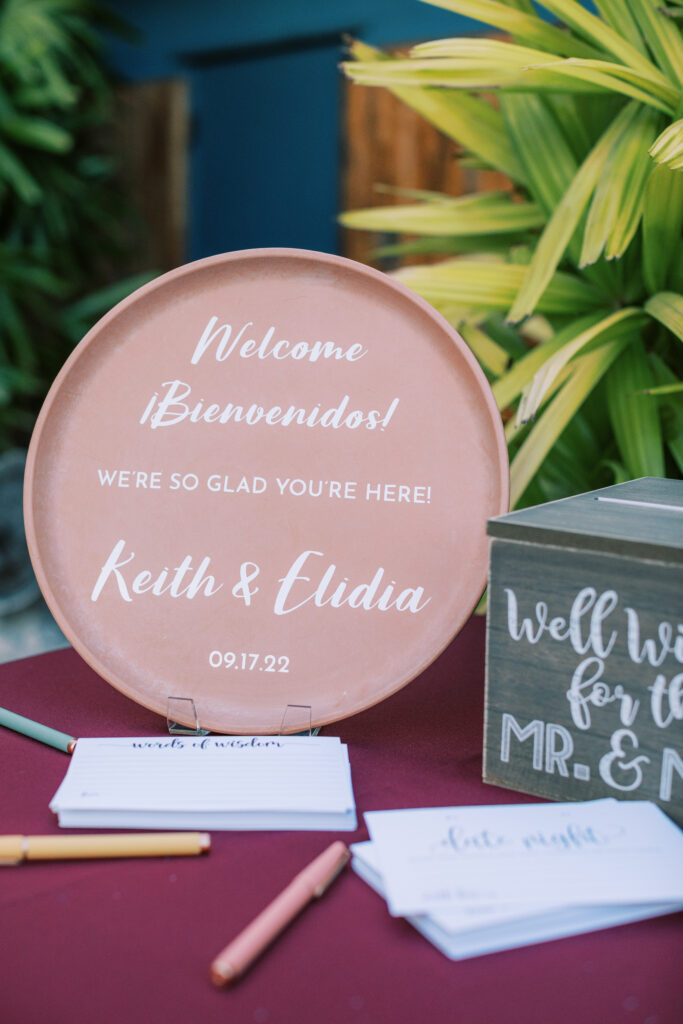 wedding welcome sign on terracotta plate in Spanish and English 